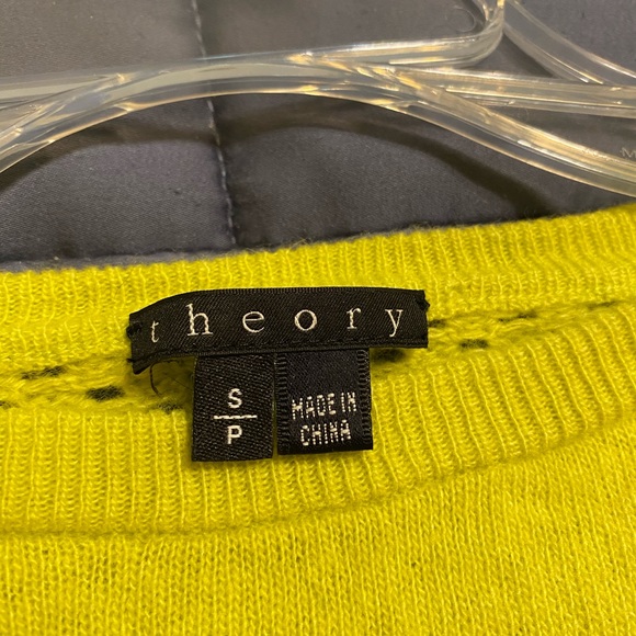 Theory Beautiful lightweight chartreuse green sweater - Picture 3 of 4